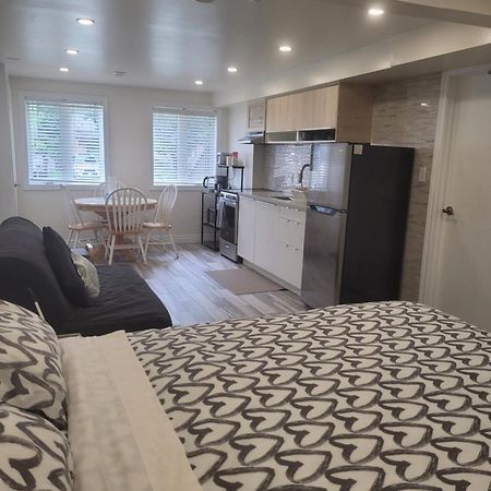 Modern Studio With Kitchenette And Bath Guelph Extérieur photo