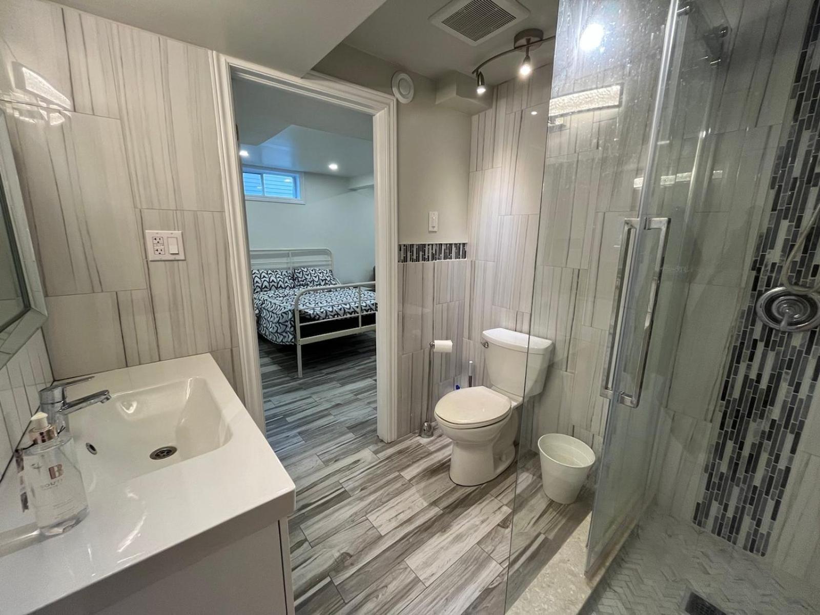 Modern Studio With Kitchenette And Bath Guelph Extérieur photo