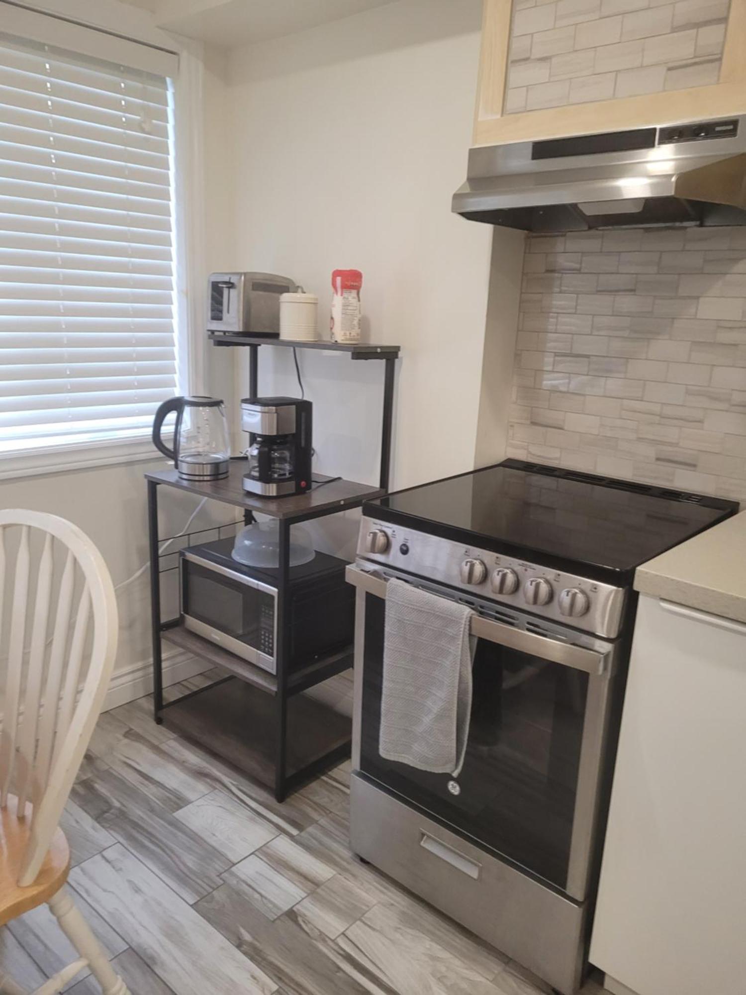 Modern Studio With Kitchenette And Bath Guelph Extérieur photo