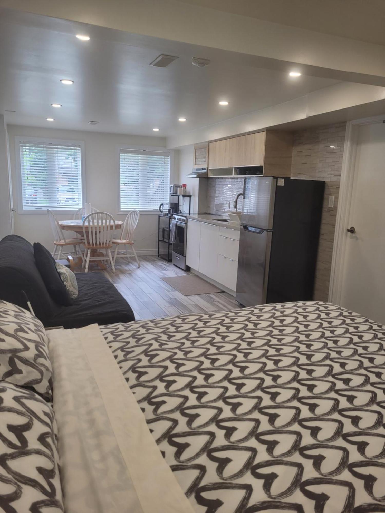 Modern Studio With Kitchenette And Bath Guelph Extérieur photo