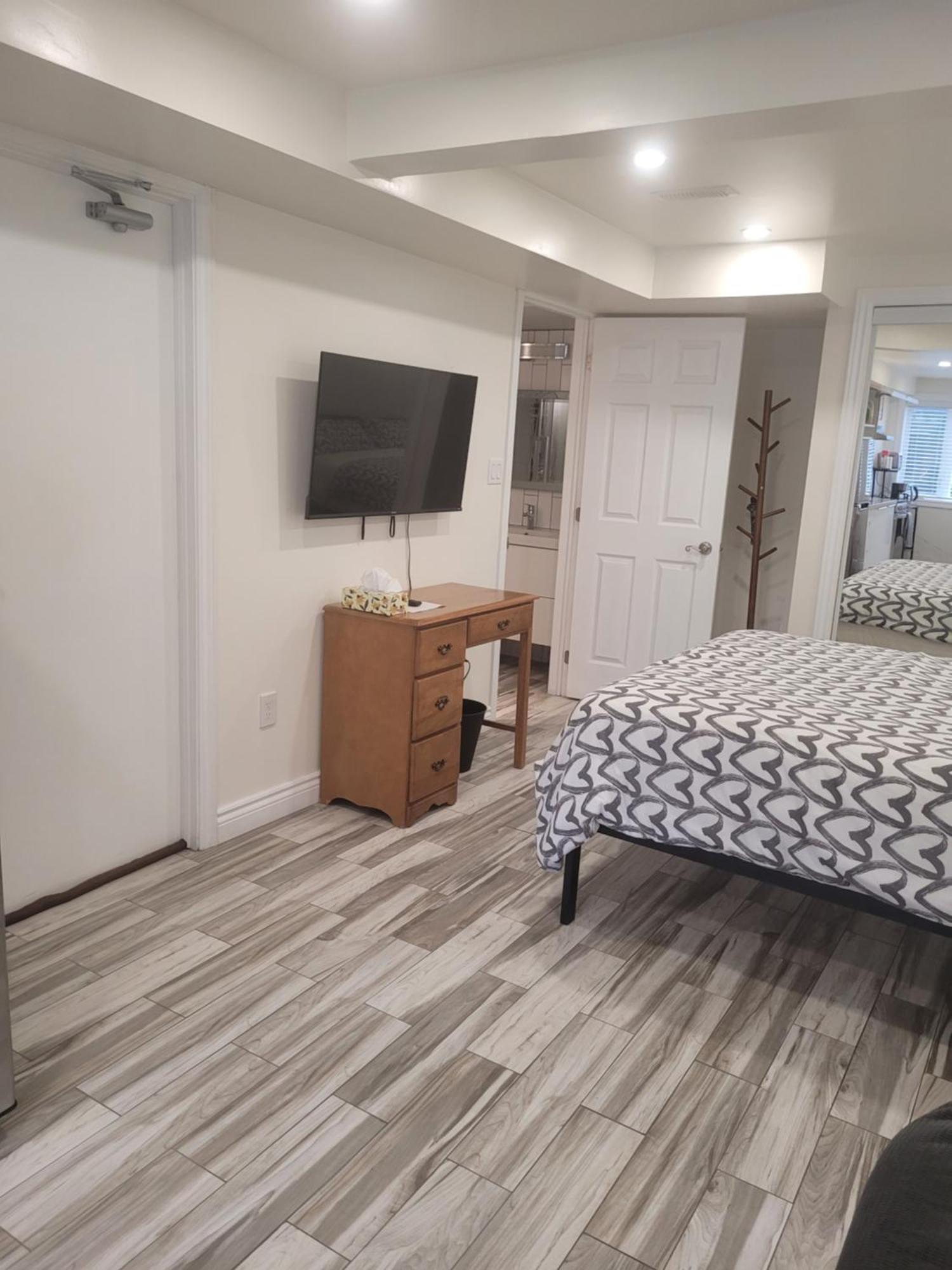 Modern Studio With Kitchenette And Bath Guelph Extérieur photo